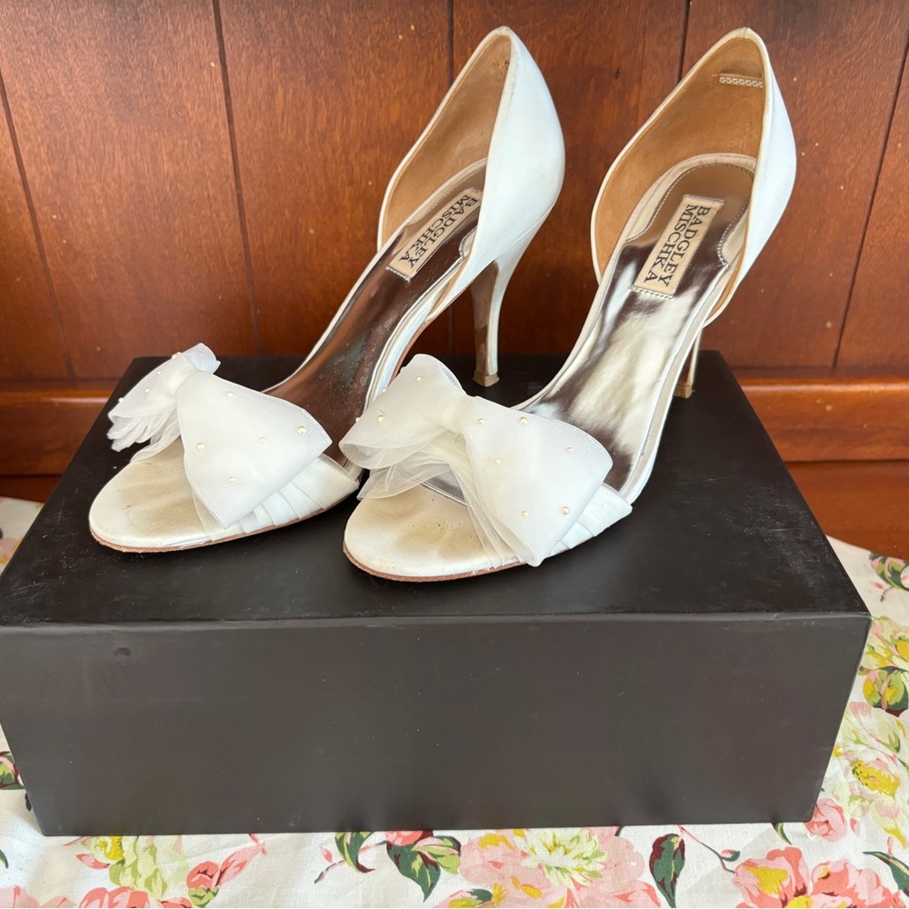 Badgley Mischka size 7  Tulle Bow Wedding Collection Kitten Heels